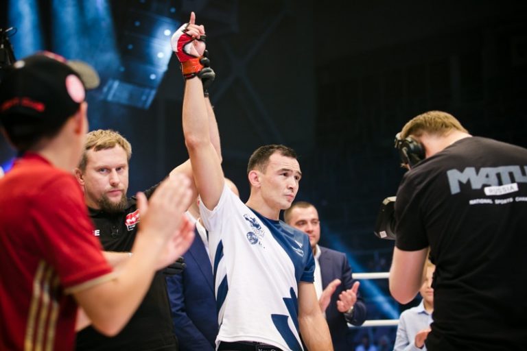 Дамир Исмагулов подписал контракт с UFC