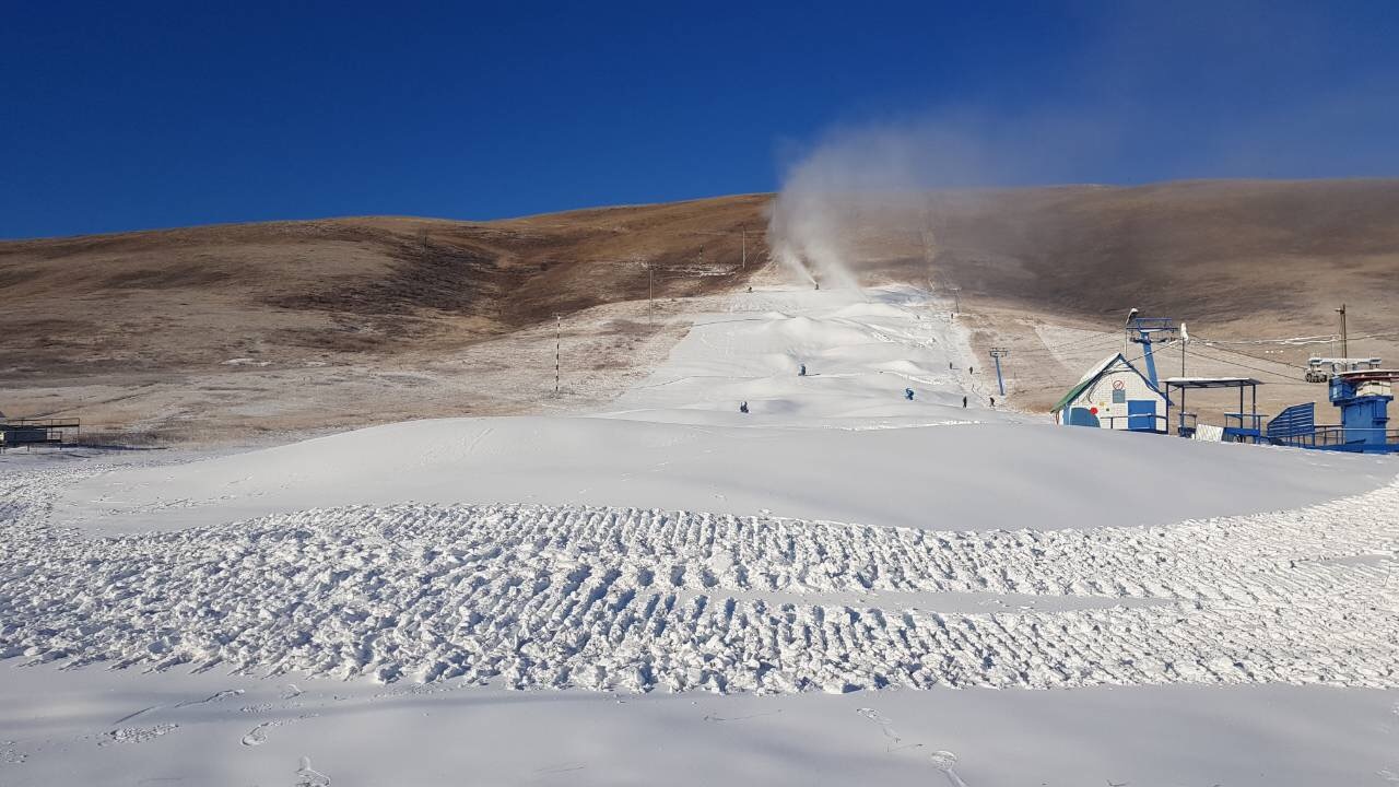 В Кувандыке начали «снежить» склоны к новому горнолыжному сезону