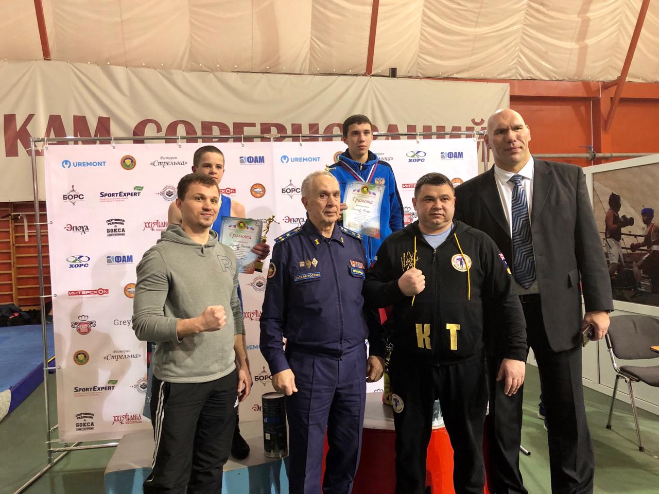 Боксер Центра бокса получил награду от Николая Валуева