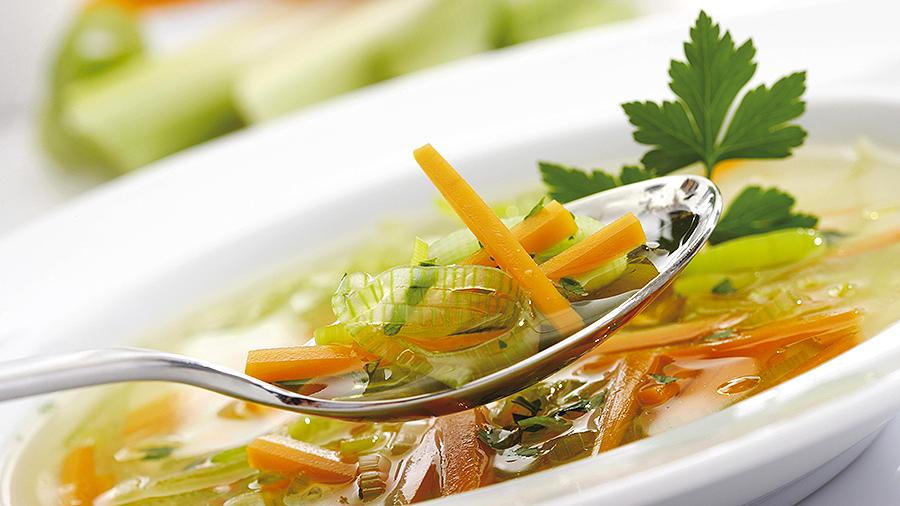 Врачи назвали самые полезные и вредные супы
