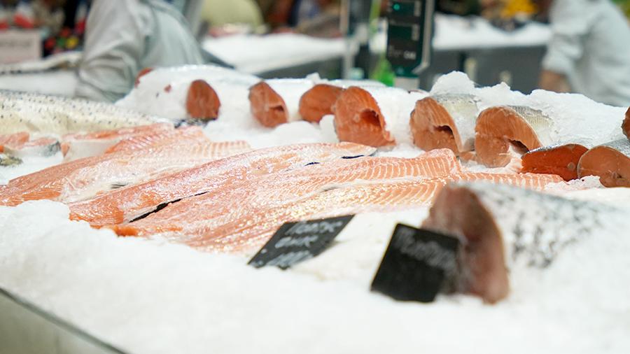 Ученые связали риск ранней смерти с употреблением жирной рыбы