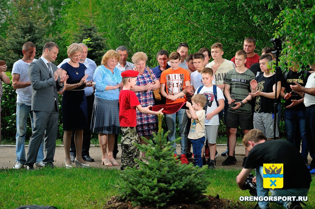 В Оренбурге в память о тренере тяжелоатлетов высадили голубую ель