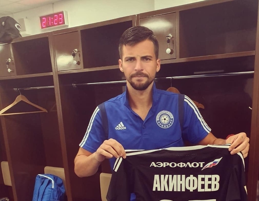 Акинфеев подарил Деспотовичу вратарскую футболку
