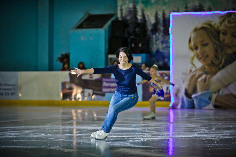 Министр на коньках. Татьяна Савинова вышла на лед с воспитанниками школы Гейтца