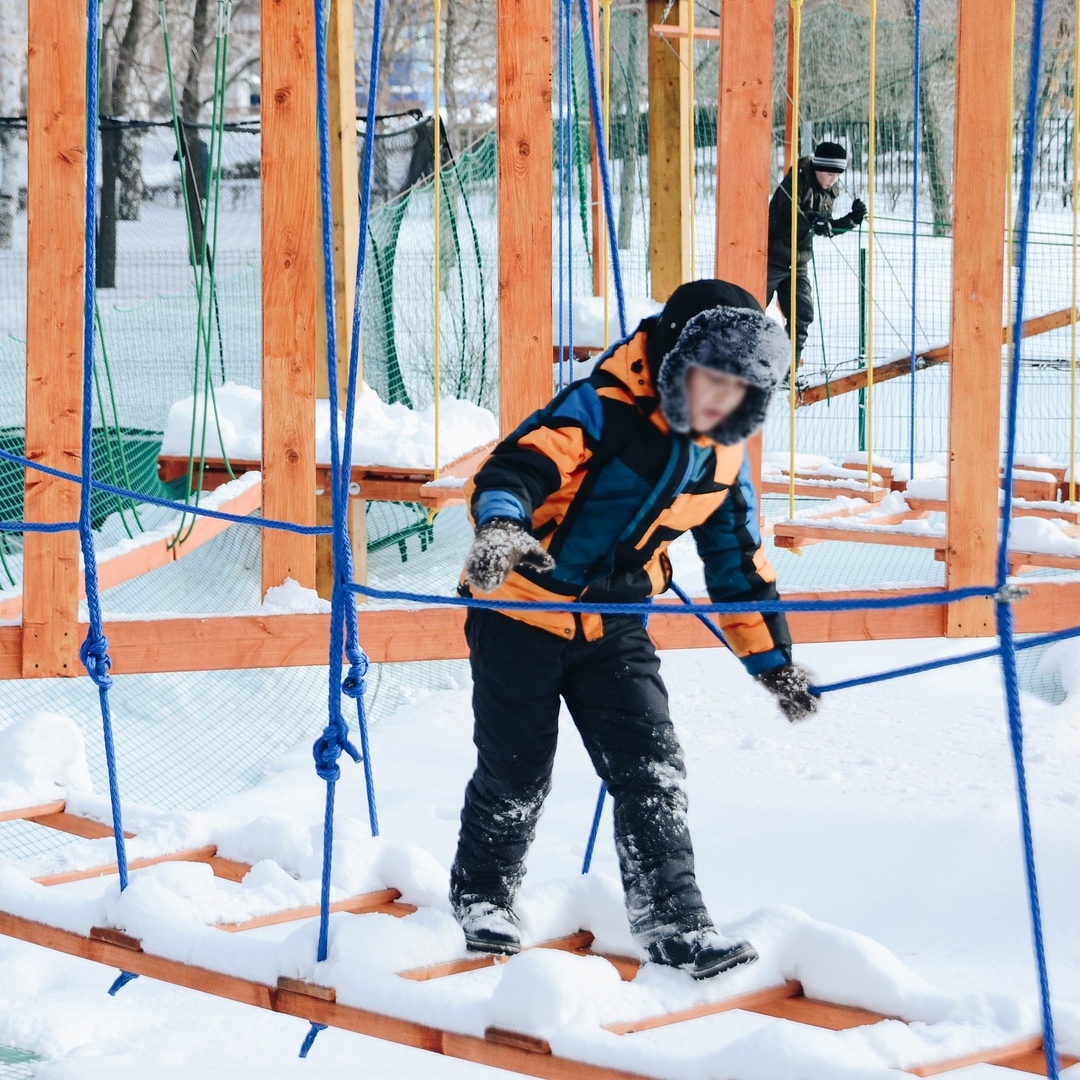 Опасный альпинизм: дети штурмуют закрытый веревочный парк в Степном