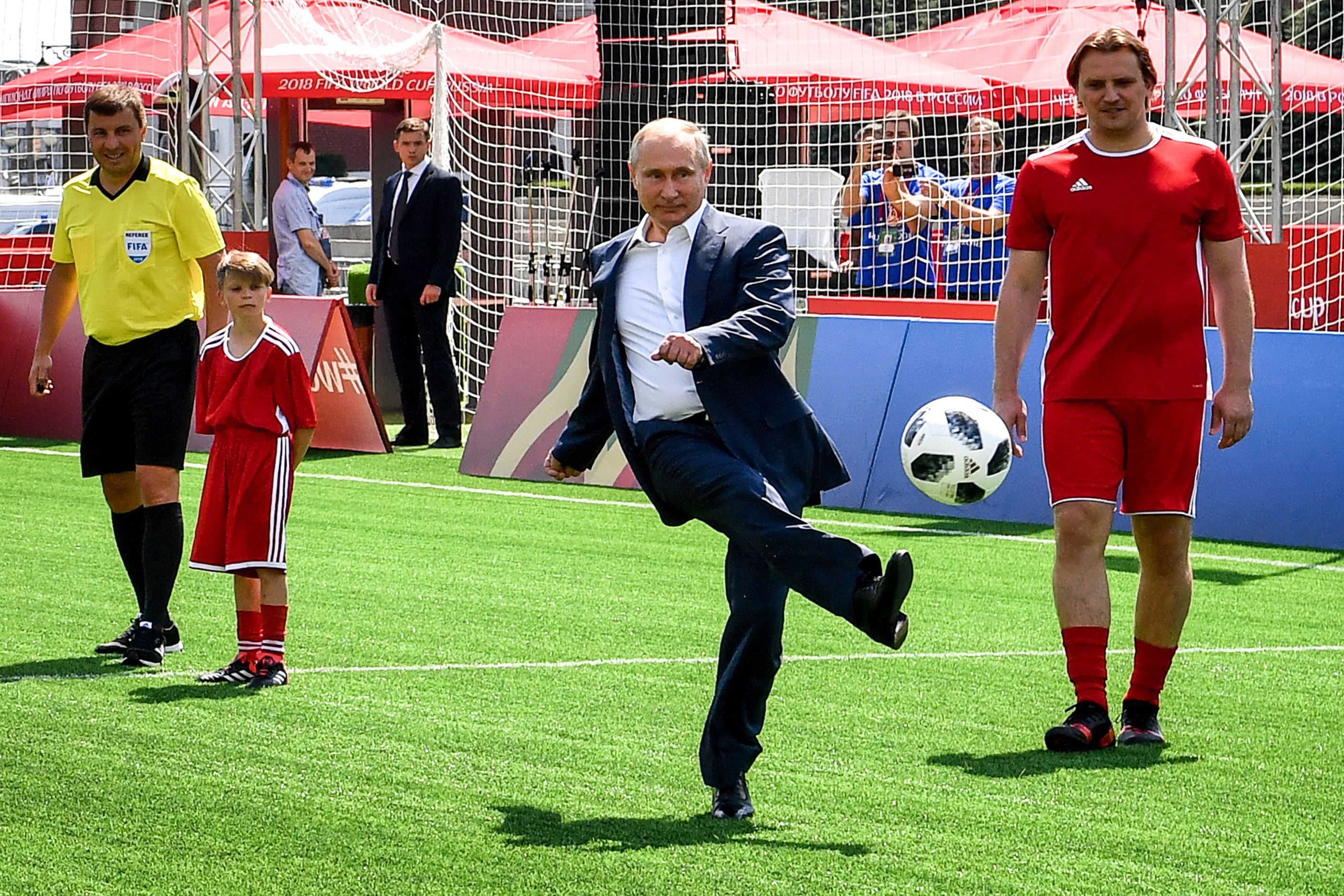 Путин поручил Паслеру сделать в Оренбурге новое футбольное поле