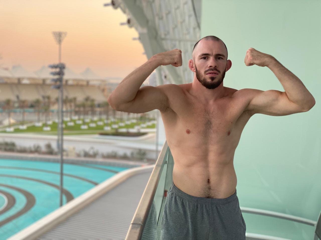 Оренбуржец на UFC251: Роман Богатов прилетел в Абу-Даби