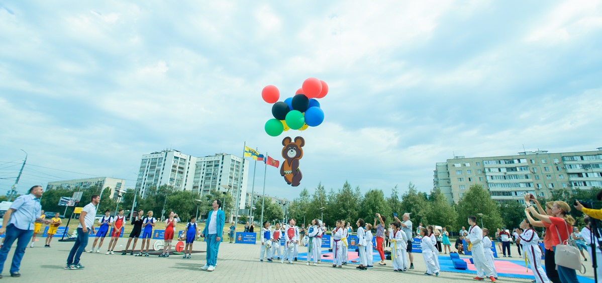 В Оренбурге запустили в небо Олимпийского Мишку