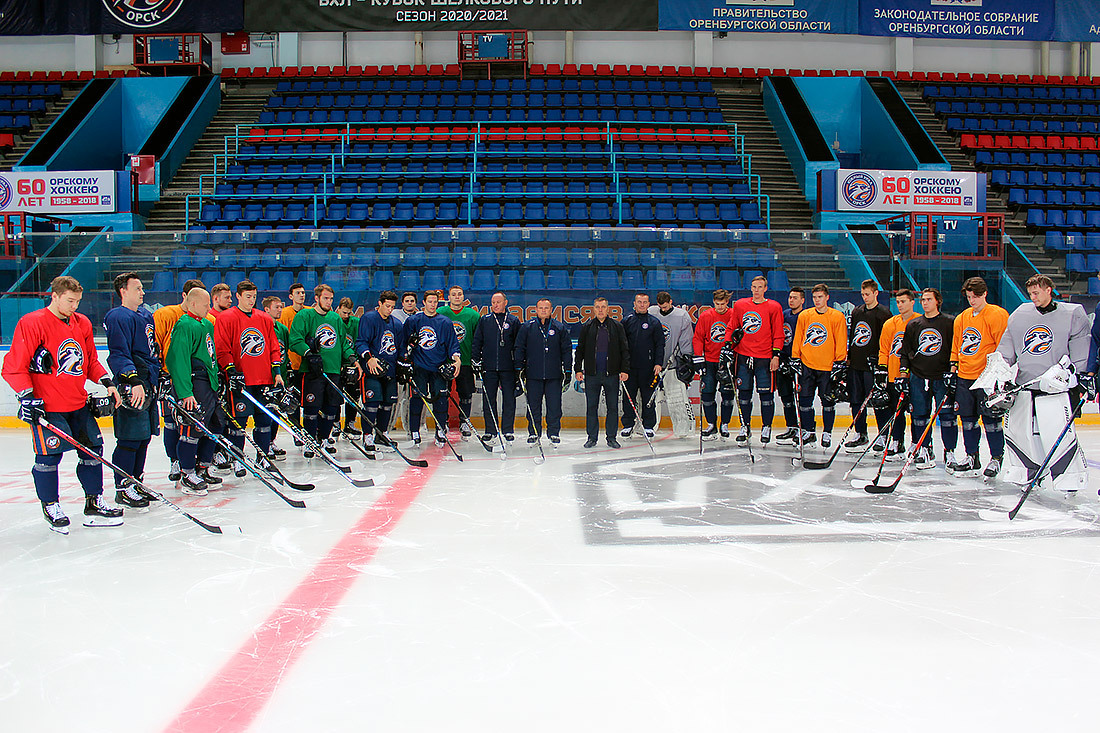 Орские хоккеисты почтили минутой молчания память игроков «Локомотива» из Ярославля