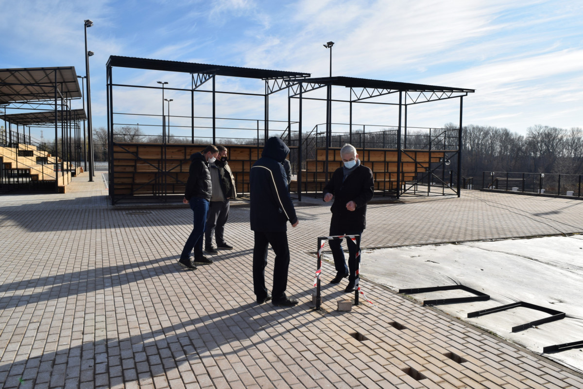На набережной Оренбурга продолжается строительство Центра уличного баскетбола