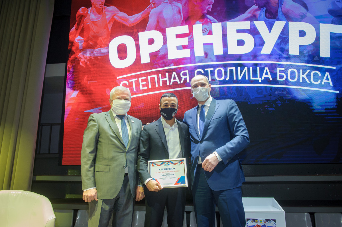 Денис Паслер встретился с оренбургскими боксëрами и передал ветеранам бокса чемпионский пояс