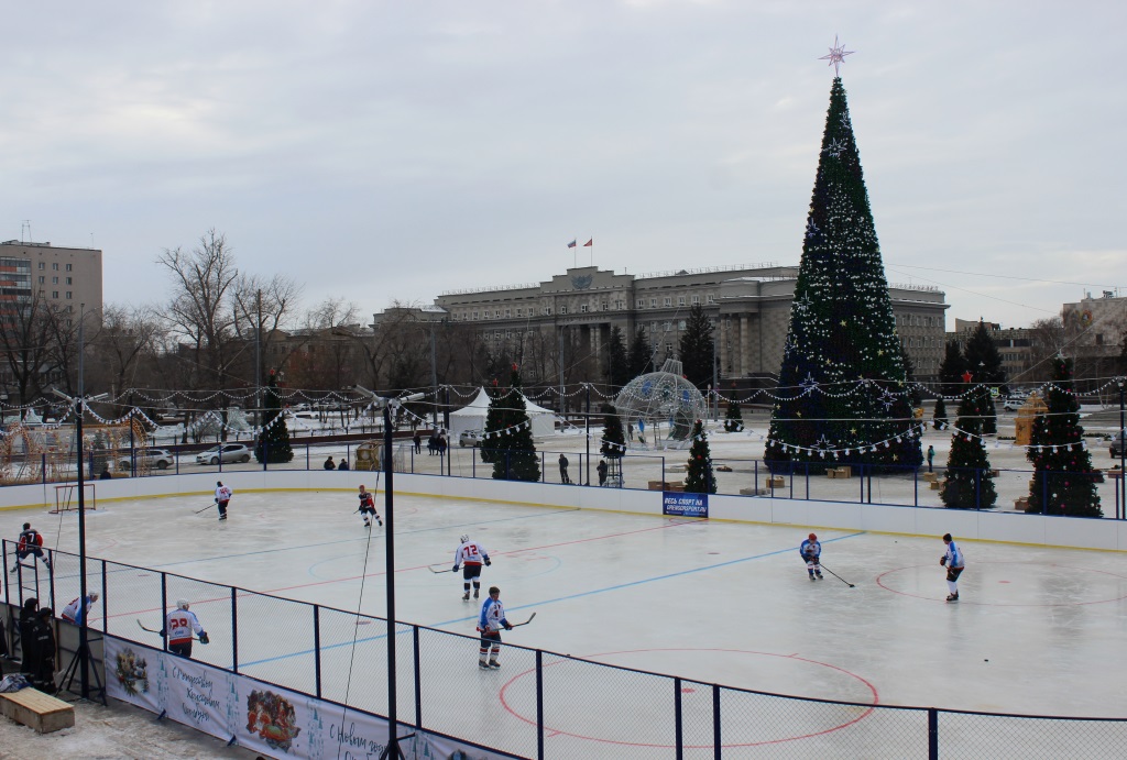 На главной площади Оренбурга открыли хоккейный корт