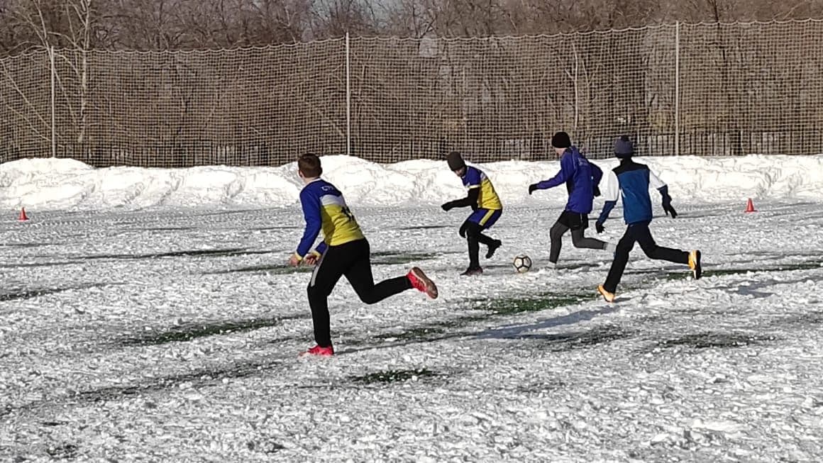 В Оренбурге футбольный турнир провели на нерасчищенном поле