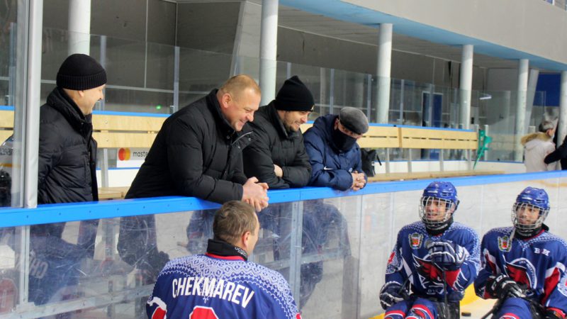Оренбург примет второй этап чемпионата России по следж-хоккею: министр Салмин встретился с «Ястребами»