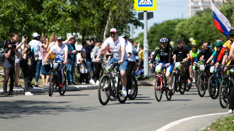 Денис Паслер возглавил колонну «Дня 1000 велосипедистов» в Оренбурге