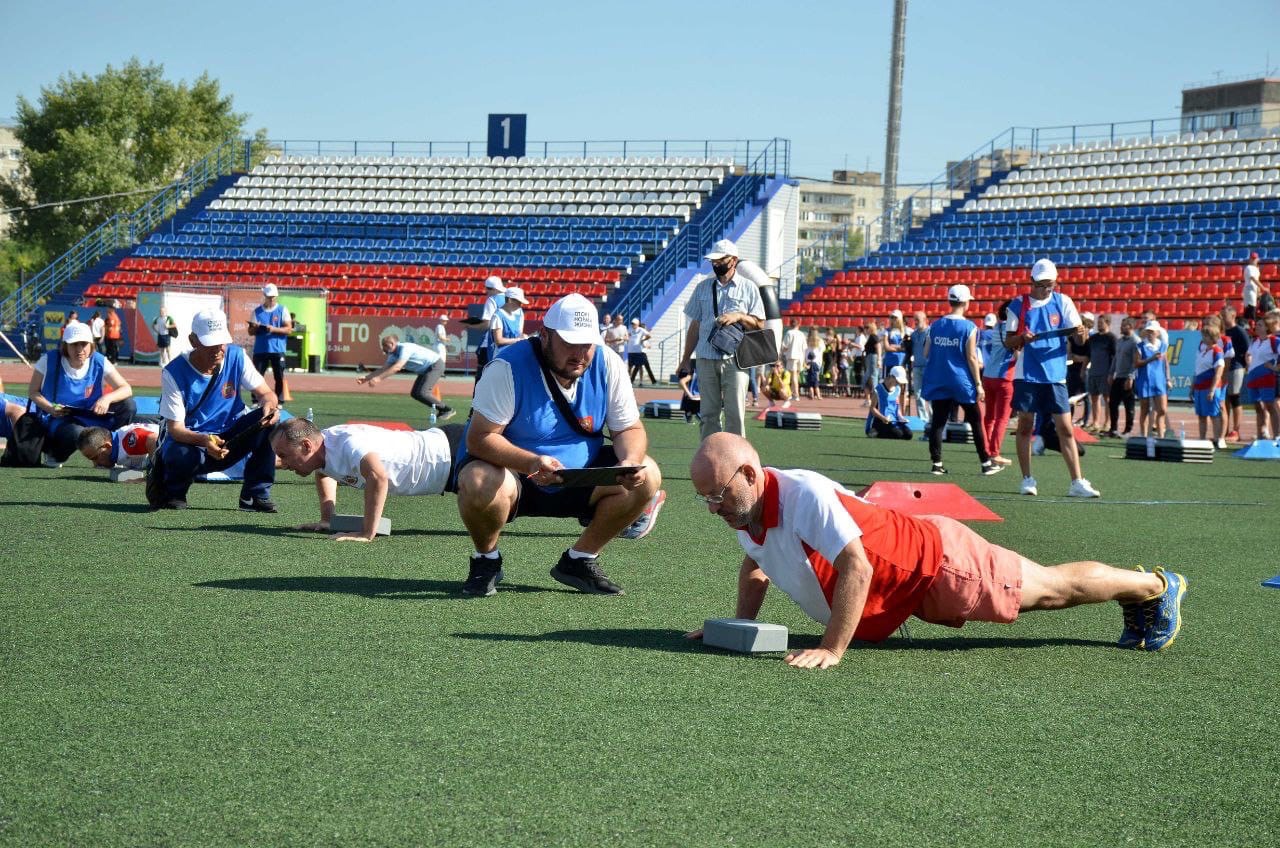 День физкультурника Оренбург отметил спортивным праздником с участием чиновников. А что, так можно было?
