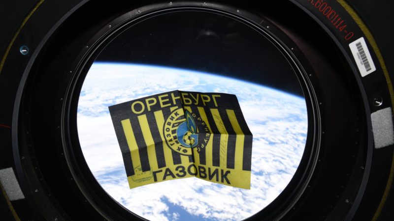 Космонавт Антон Шкаплеров сделал фотографию флага «Оренбурга» на борту МКС
