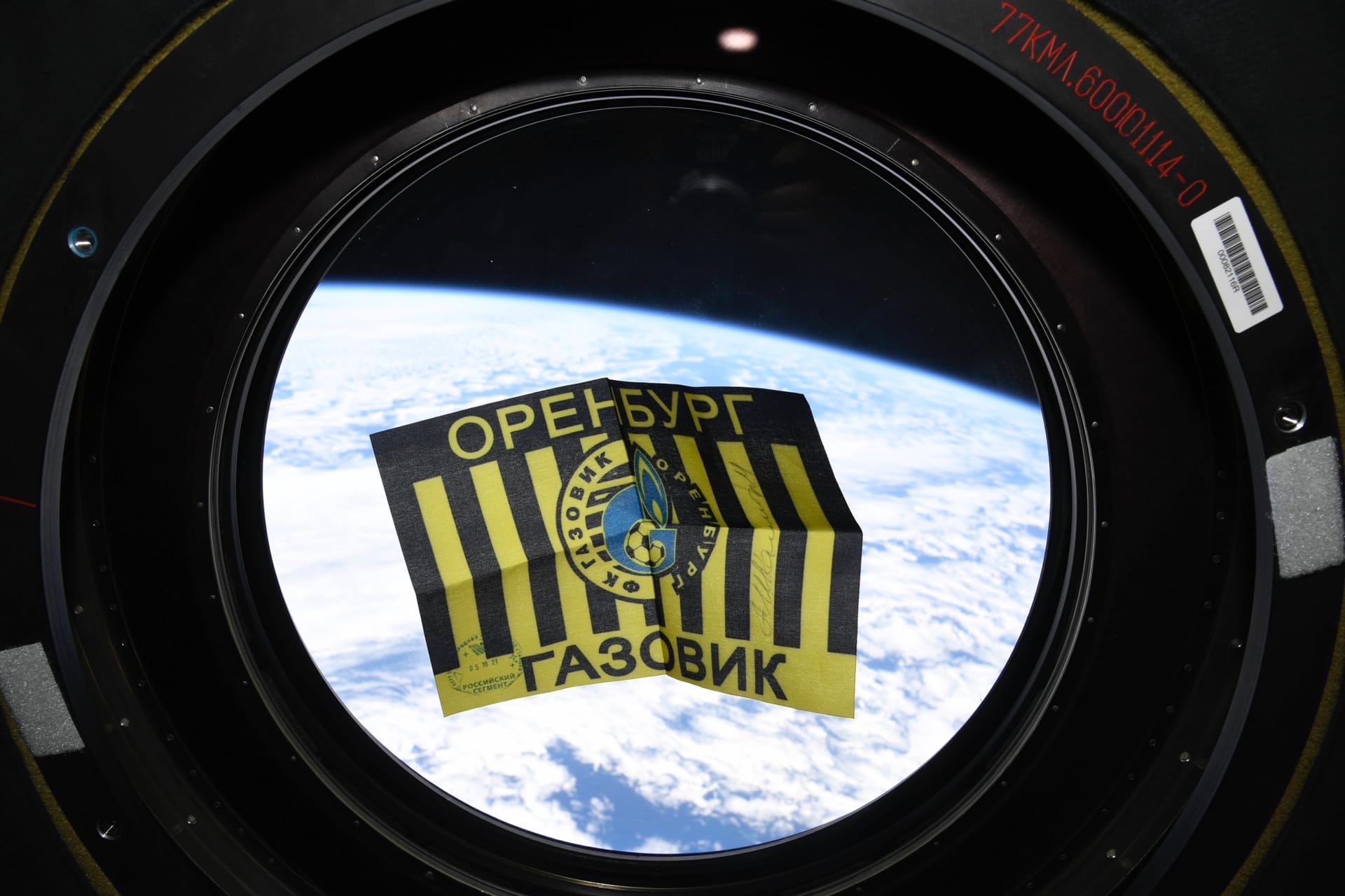 Космонавт Антон Шкаплеров сделал фотографию флага «Оренбурга» на борту МКС