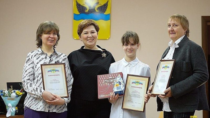 Елена Иванова поздравила шахматистку Анну Шухман с успешным выступлением на первенстве Европы