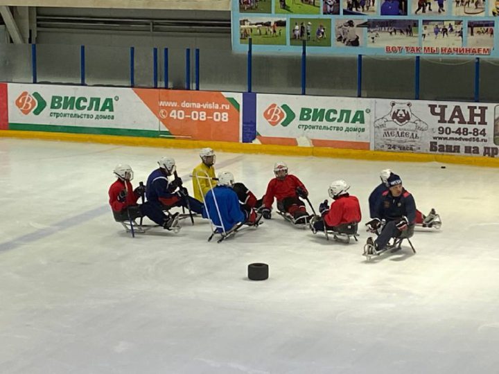 «Ястребы» на льду и министр в санях: оренбургские следж-хоккеисты готовятся к сезону