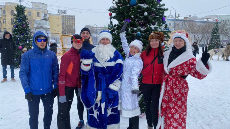 Несколько десятков оренбуржцев приняли участие в новогоднем забеге
