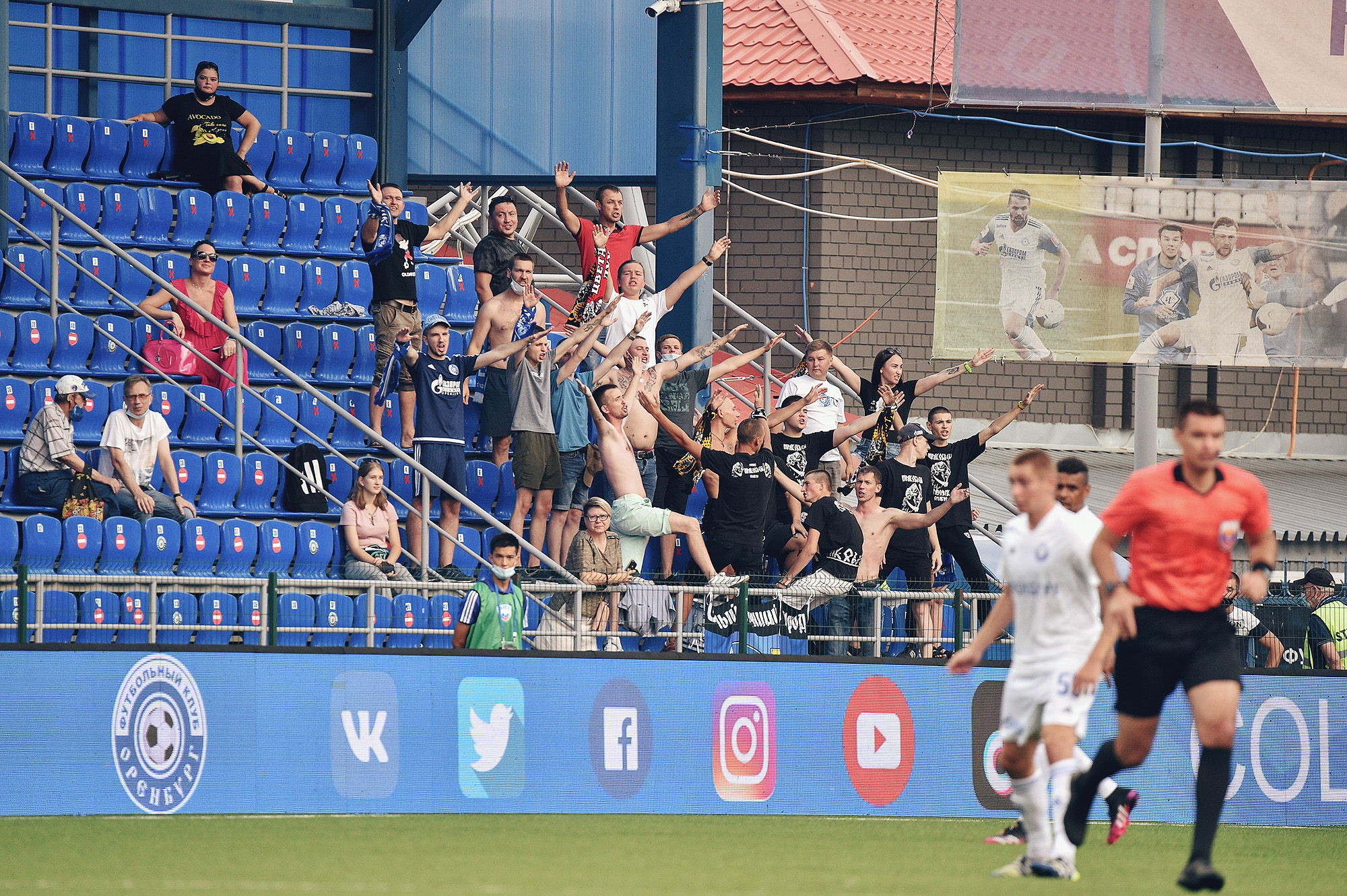Фанаты «Оренбурга» в прицепе фуры добирались на матч с «Волгарем»
