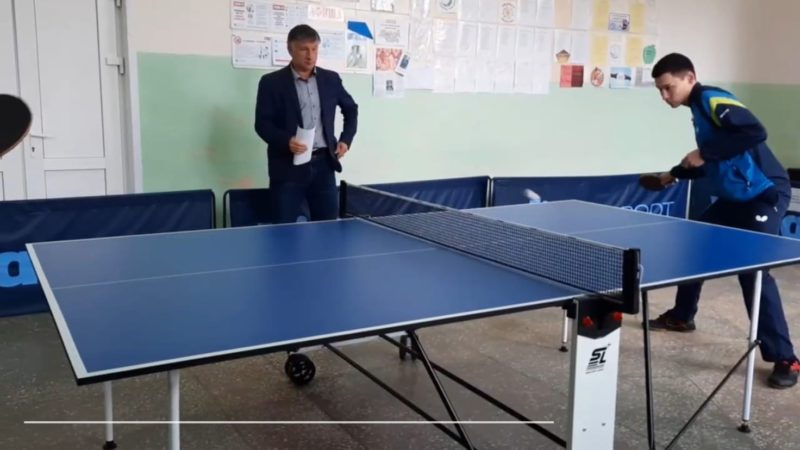 «Факел-Газпром» подарил стол для настольного тенниса селу в Переволоцком районе