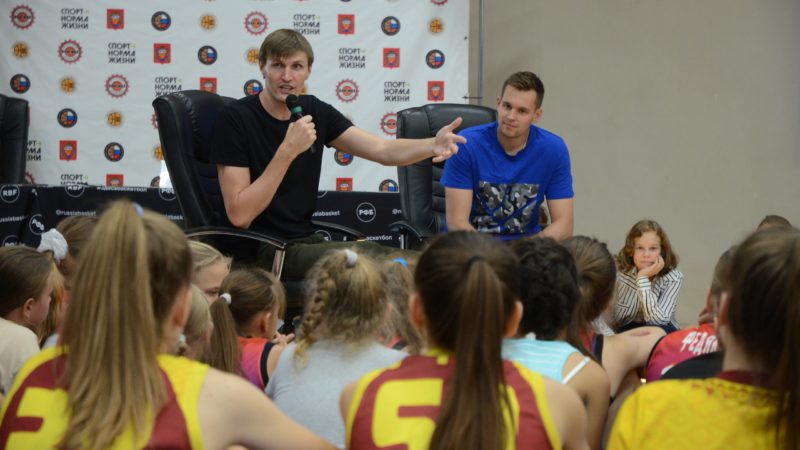 Олимпийские призеры Андрей Кириленко и Александр Зуев встретились с юными баскетболистами в Оренбурге