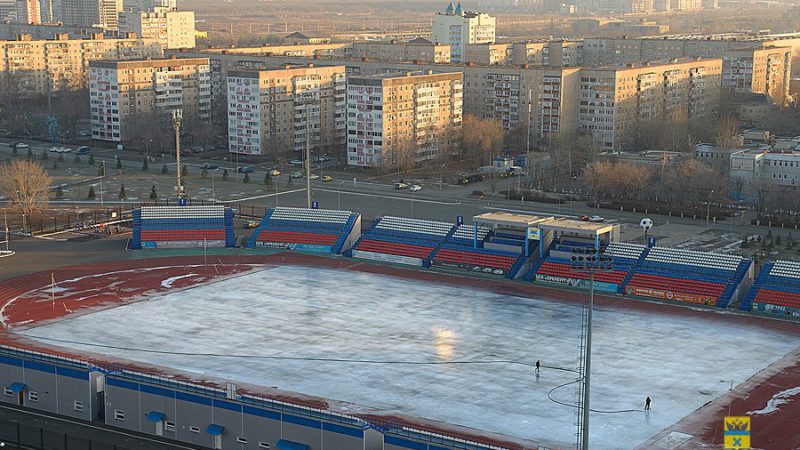 На стадионе «Оренбург» приступили к заливке льда