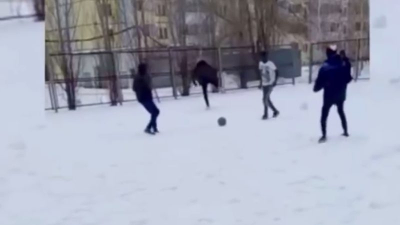 Африканские студенты в -30 сыграли в футбол на снегу в Оренбурге