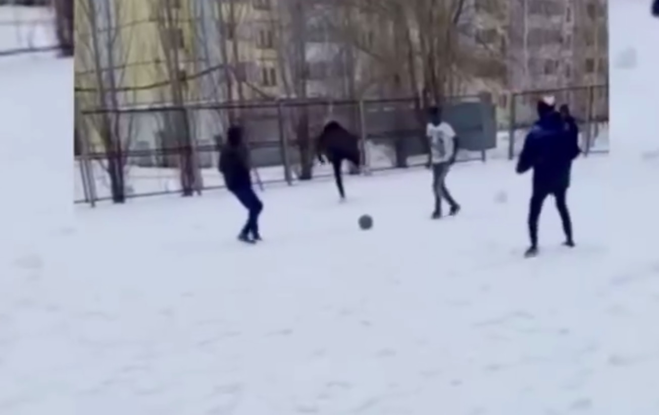 Африканские студенты в -30 сыграли в футбол на снегу в Оренбурге