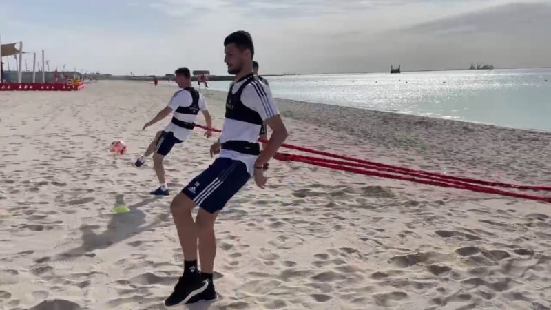 Игроки «Оренбурга» рассказали об особенностях тренировок на песке