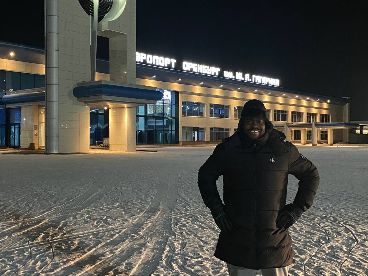 Игрок сборной Нигерии Квадри Аруна прилетел в Оренбург