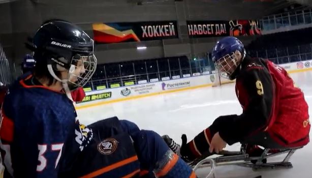 ПО «Стрела» изготовили сани для детской команды следж-хоккеистов в Оренбурге