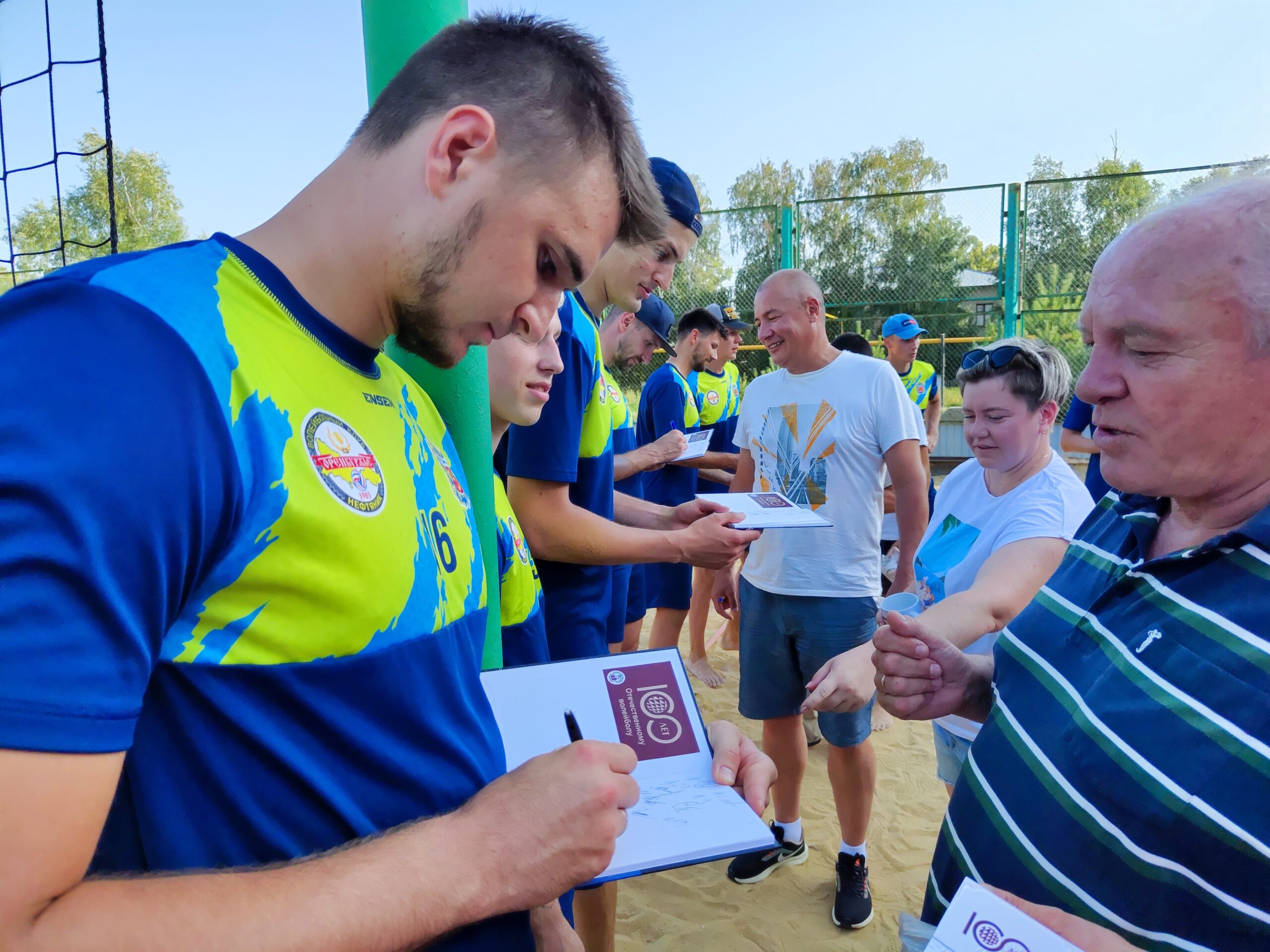 Оренбургский «Нефтяник» отметил 100-летие волейбола мастер-классом в Кувандыке