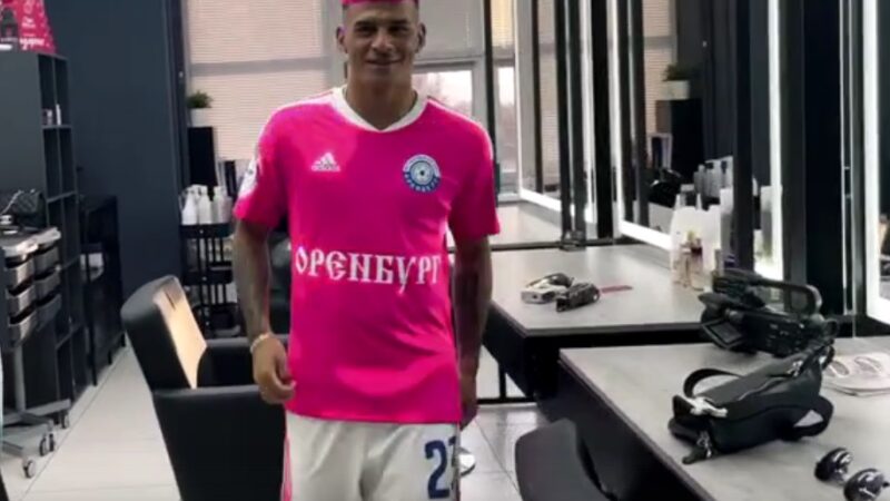 ФК «Оренбург» презентовал новую форму под прическу Лукаса Веры. Она розовая