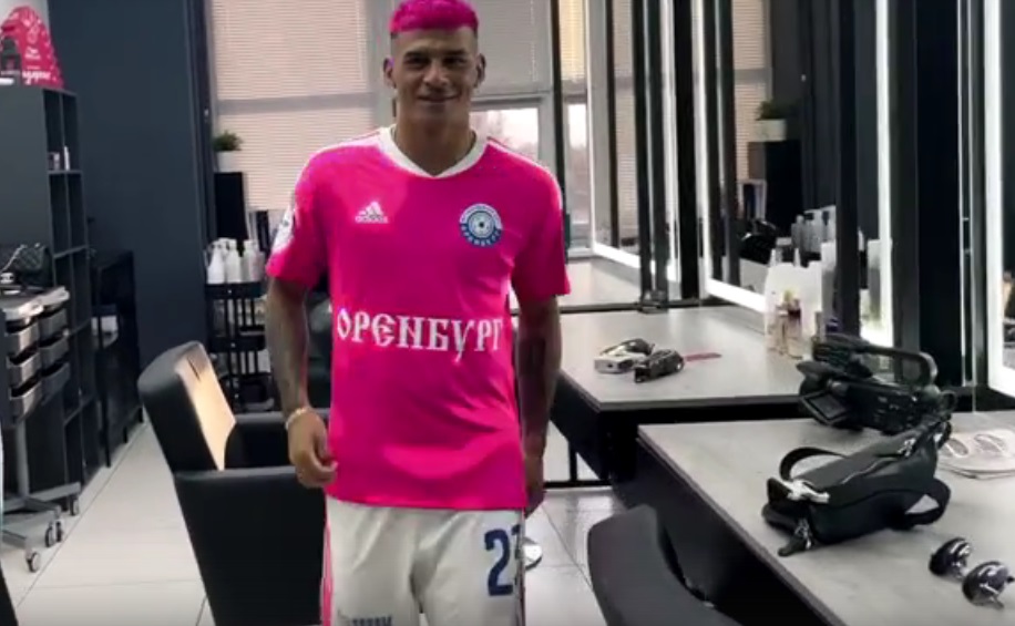 ФК «Оренбург» презентовал новую форму под прическу Лукаса Веры. Она розовая