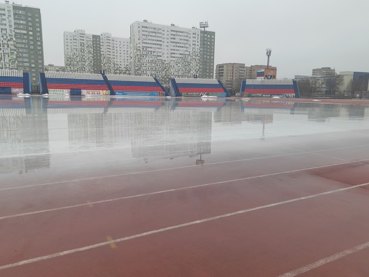 На стадионе «Оренбург» из-за плюсовой температуры растаял каток