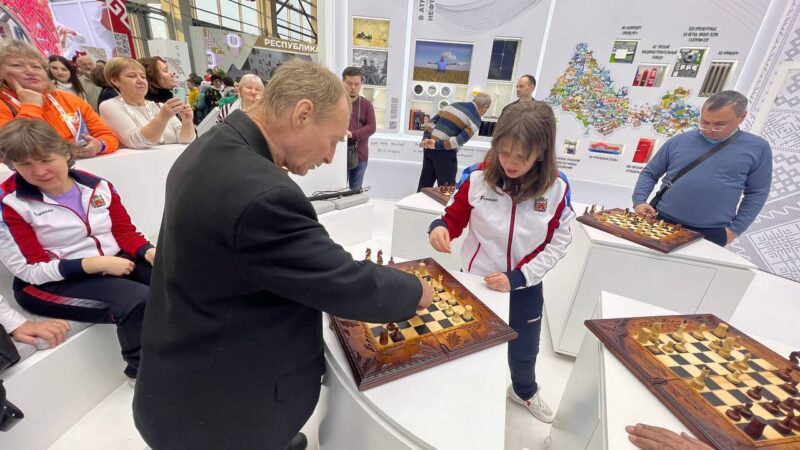 Анна Шухман провела сеанс одновременной игры на выставке «Россия»