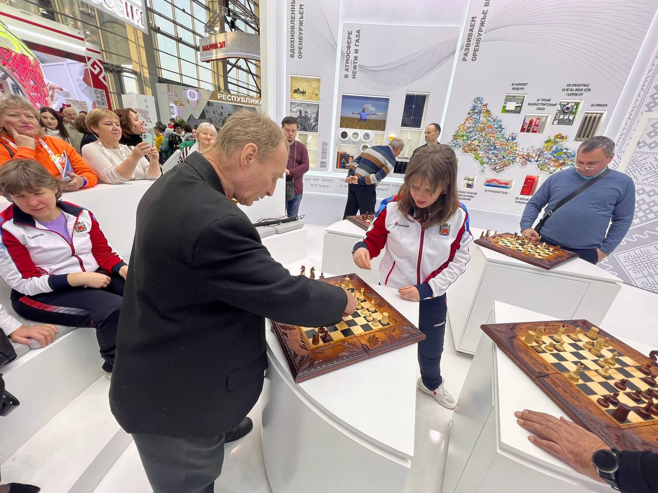 Анна Шухман провела сеанс одновременной игры на выставке «Россия»