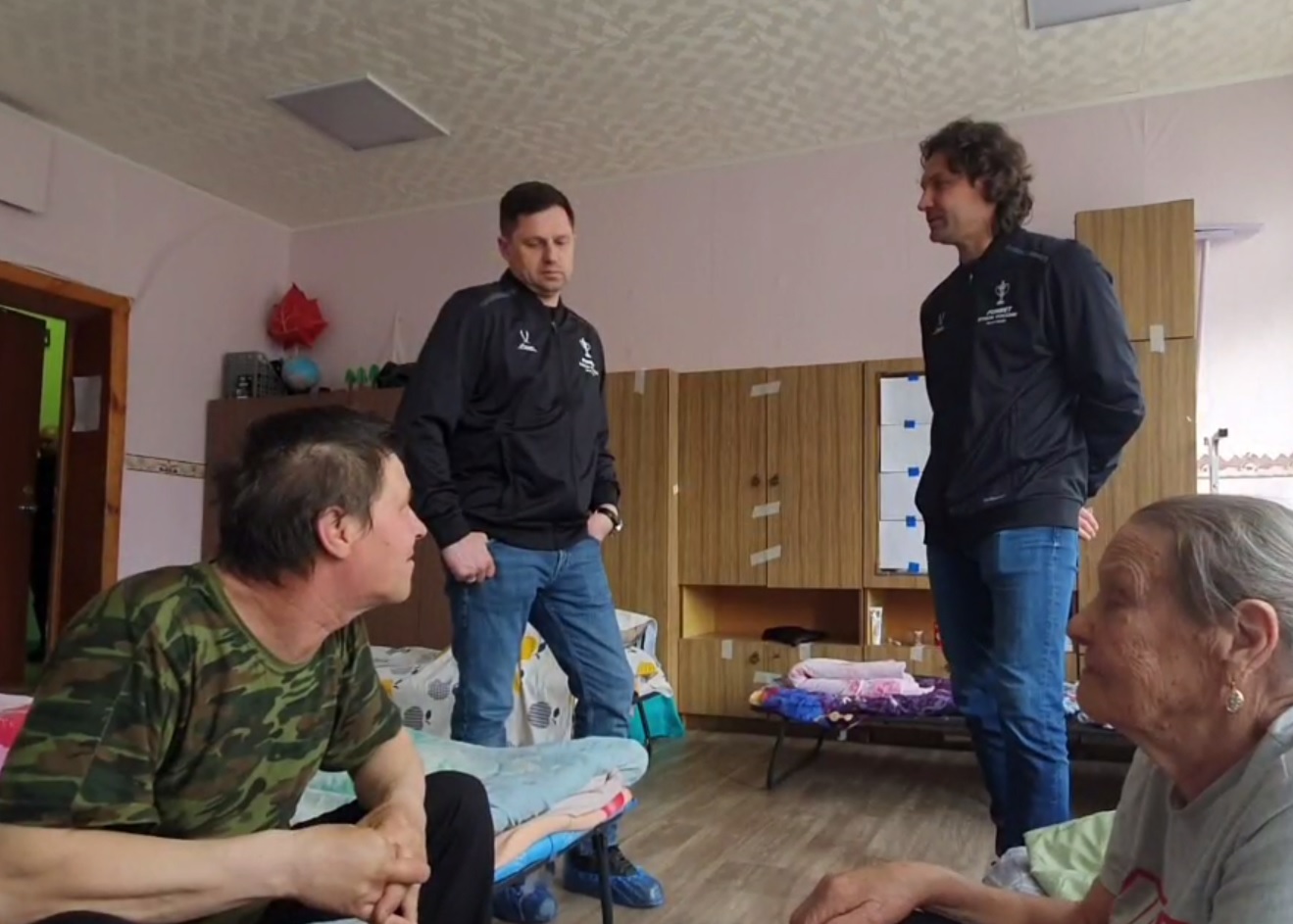 Экс-футболисты сборной России Дмитрий Сенников и Игорь Семшов посетили затопленный Орск