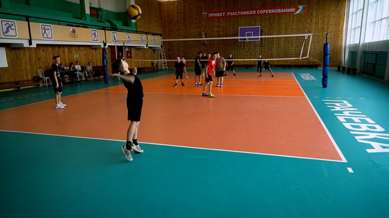 Короли волейбольной площадки. Как Грачевский район бьёт по мячу, бежит и поднимает тяжести?