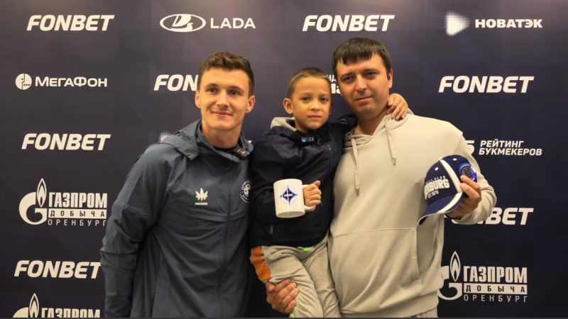 Форвард «Оренбурга» Игнатьев поддержал юного болельщика, в которого попали мячом на игре с «Рубином»