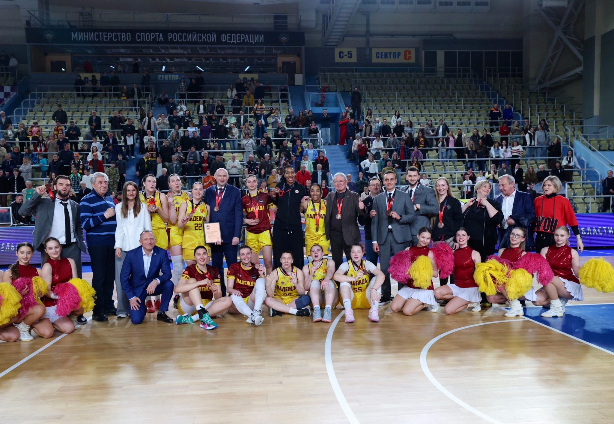 «Надежда» взяла бронзу чемпионата России. Баскетболисток поздравил Солнцев